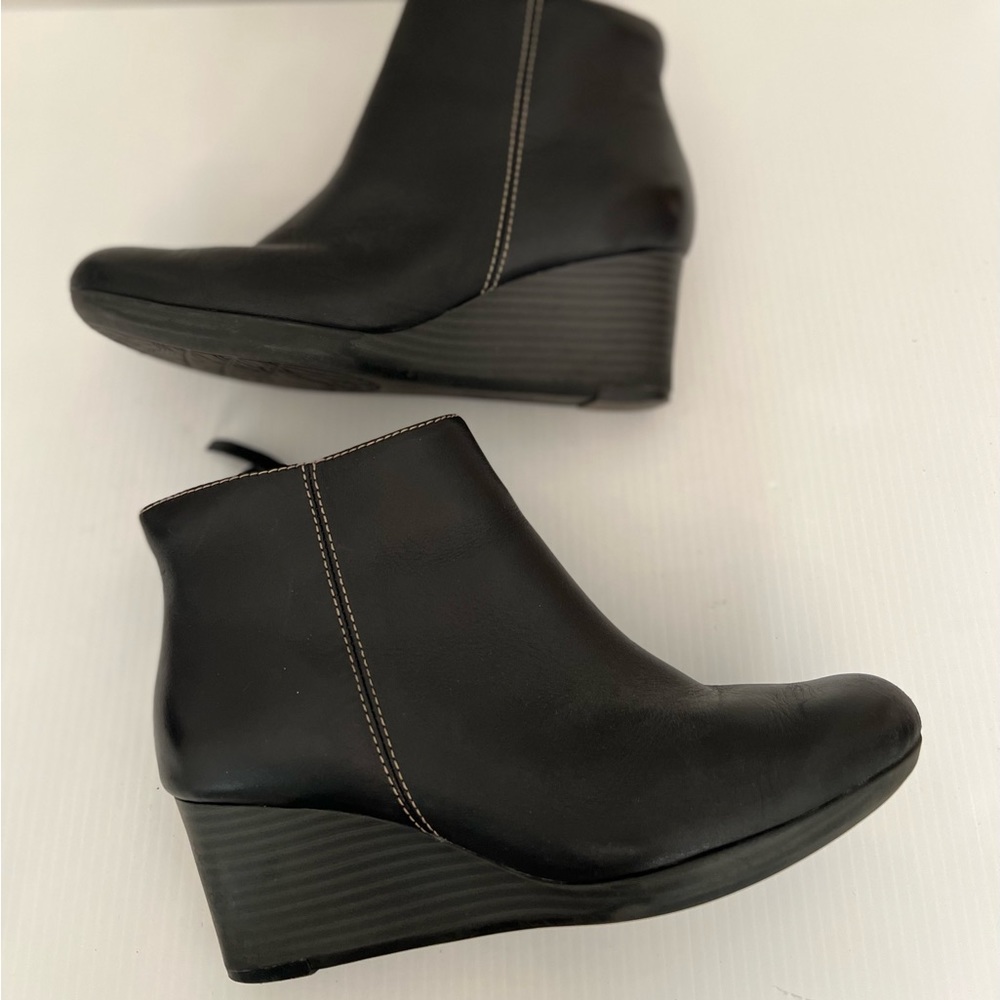 Clarks Ankle Zip  Black Leather Booties Size 7.5